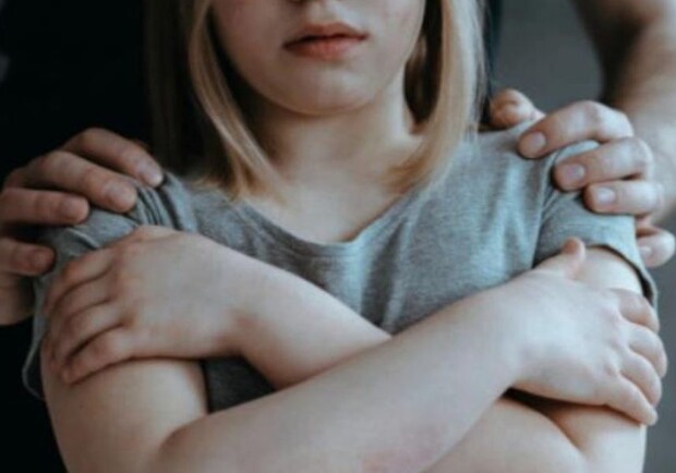 У Львівській області чоловік зґвалтував 12-річну доньку співмешканки у присутності сестри 