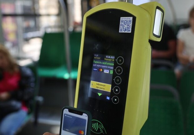 Оплата однією карткою за кількох пасажирів вже доступна на безготівкових автобусах у Львові. 