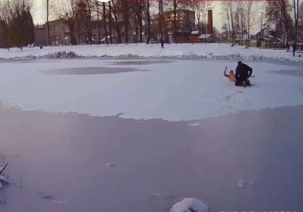 У Львові врятували чоловіка, який хотів втопитися в озері у парку. 