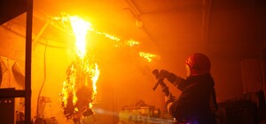 В Одесі горів завод (фото, відео)