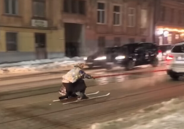 Львівські патрульні розшукали чоловіка, який  у костюмі бабусі катався на прив’язаних до авто лижах. 