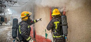 На Одещині горіли житловий будинок та аптека: пожежники врятували двох немовлят