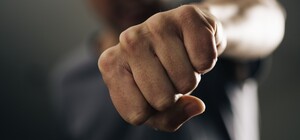 В одному з ТЦ Одеси побили чоловіка через те, що він штовхнув іншого: постраждалий у реанімації