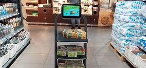 В одному з супермаркетів Дніпра з'явився робот-помічник