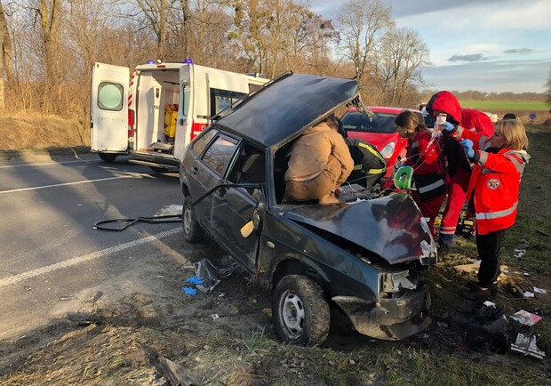 На Львівщині вантажівка розчавила легковий автомобіль: фото з місця ДТП. 