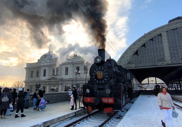 Зі Львова запустили ретро поїзд на паровозній тязі. 