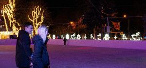 Біля Палацу спорту відкрили ковзанку: ціни