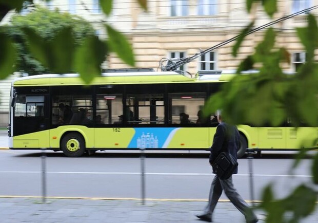 У Львові через підтоплення скоротили один з тролейбусних маршрутів 