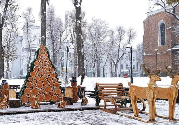 У Дрогобичі  невідомі пошкодили Різдвяну фотозону  у центрі 