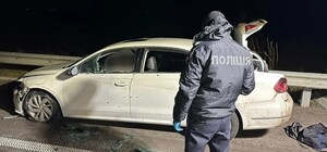 Невідомий вибіг на дорогу та розстріляв авто на трасі Дніпро-Решетилівка