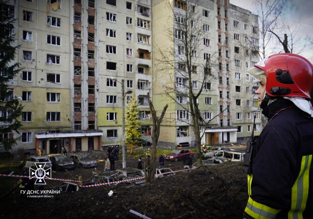 Рятувальники показали фото житлового кварталу Львова після ракетного удару росіян 29 грудня. 