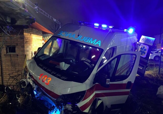 У Львові «швидка» зіткнулася з автомобілем: шестеро людей госпіталізовано 