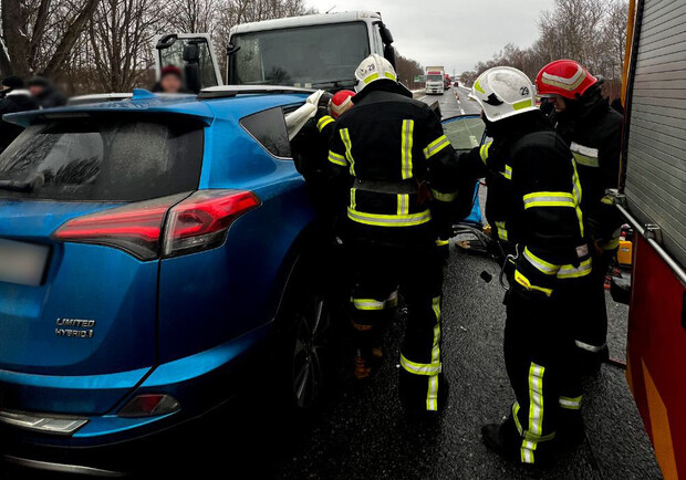 Біля Львова Toyota RAV-4 протаранив евакуатор 