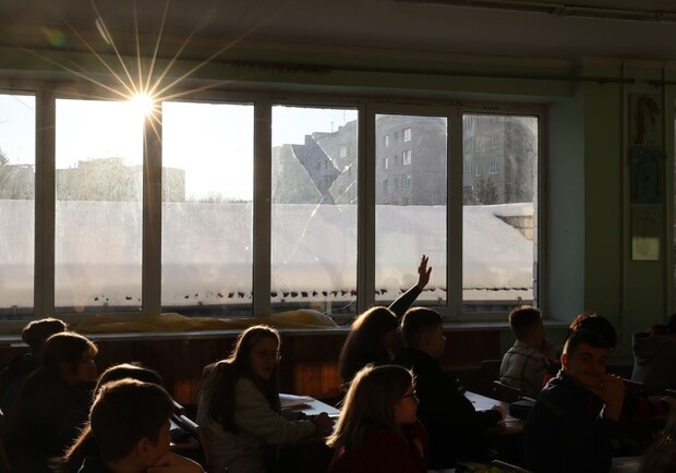 Учні львівського ліцею, що постраждав від російських ракет, повернулися за шкільні парти. 