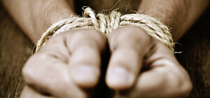 У одному з сіл Дніпропетровській області місцевий знущався та катував чоловіка