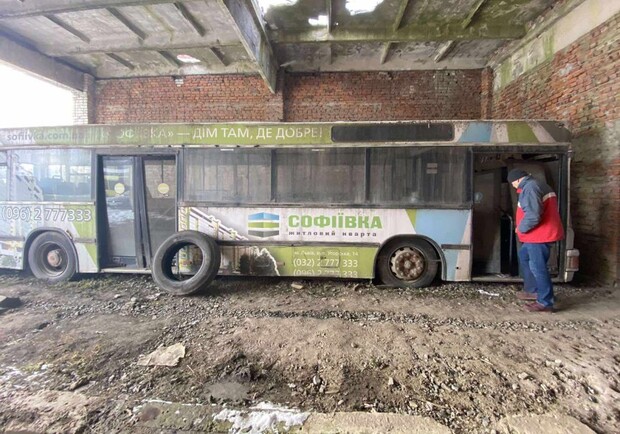 Непрацюючі львівські автобуси передадуть військовим для польових пралень і душових. 