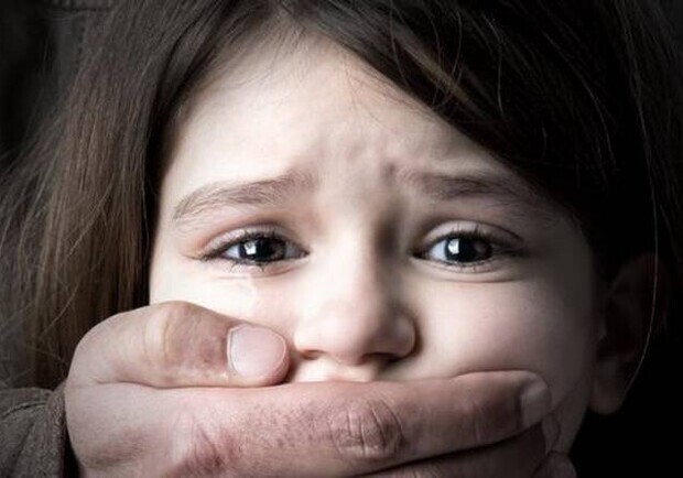 У Дніпропетровській області, після смерті дружини, чоловік розбещував доньок і знімав це на камеру