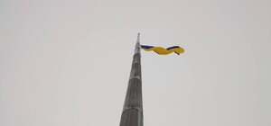 Через негоду: у Харкові на головному флагштоку замінили прапор