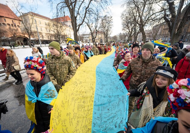 Фото дня: у Львові розгорнули прапор із 1448 підписами, встановивши рекорд України. 