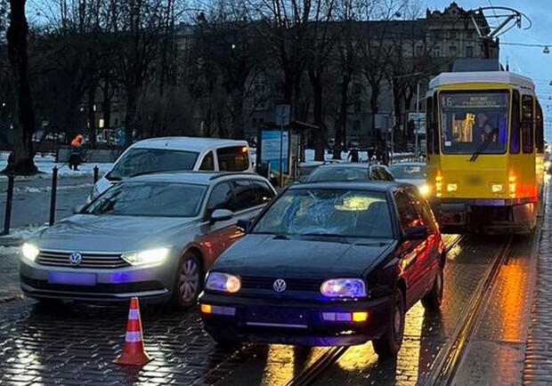 У Львові автомобіль збив пішохода  
