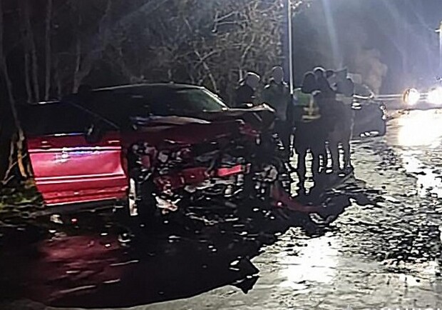 В автотрощі у Червонограді загинула 27-річна пасажирка Land Rover: фото з місця ДТП. 