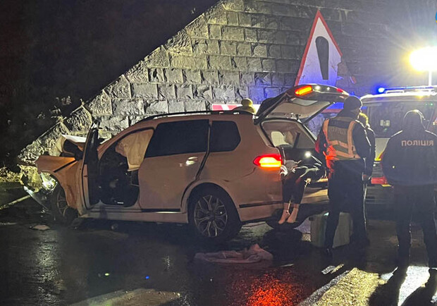 На Львівщині автомобіль в'їхав у стіну тунелю, є жертви: відео. 