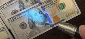 У Харкові на хабарі у 55 тисяч доларів затримали робітницю податкової