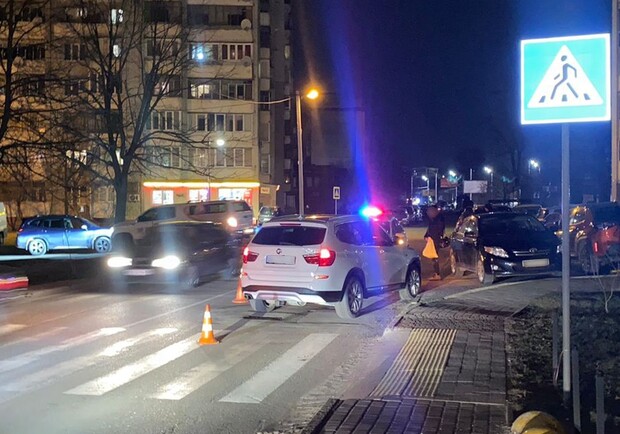 На Кульпарківській у Львові 36-річна водійка за кермом BMW збила жінку: фото з місця ДТП. 