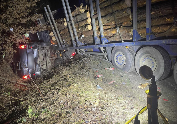 У Львівській області водій автомобіля загинув через зіткнення з лісовозом 