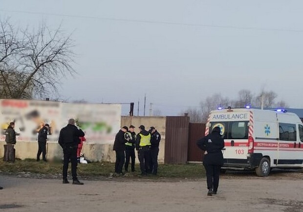 У Жидачеві 18-річний хлопець на мотоциклі в’їхав у бетонну огорожу і загинув: фото. 