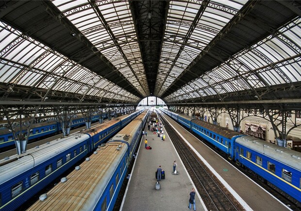 Під час посадки у потяг «Львів – Запоріжжя» провідник через забобони відмовився пустити жінку першою у вагон. 
