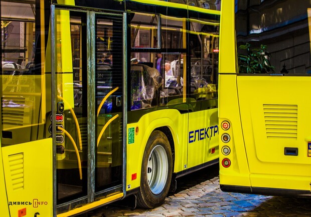 У львівському тролейбусі пасажир напав на контролерів: відео. 