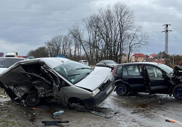 В масштабній ДТП біля Львова постраждали троє людей 
