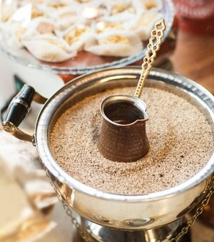 Випий і підбадьорися: де в Одесі готують каву в турці на піску