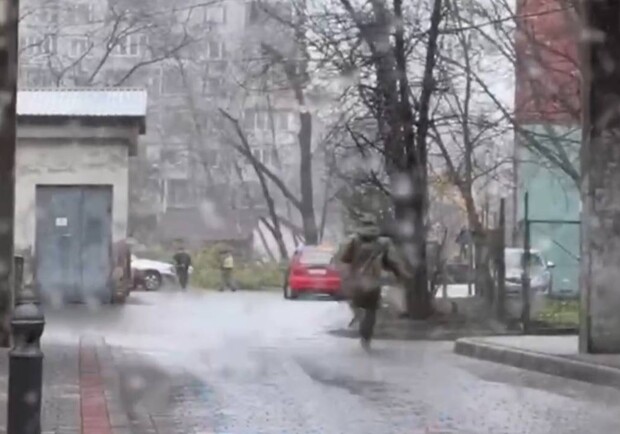 У Львові працівники ТЦК влаштували погоню за перехожим: відео. 