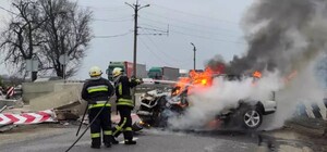 Зніс бетонну конструкцію та поранив правоохоронця: у Дніпропетровській області сталося ДТП