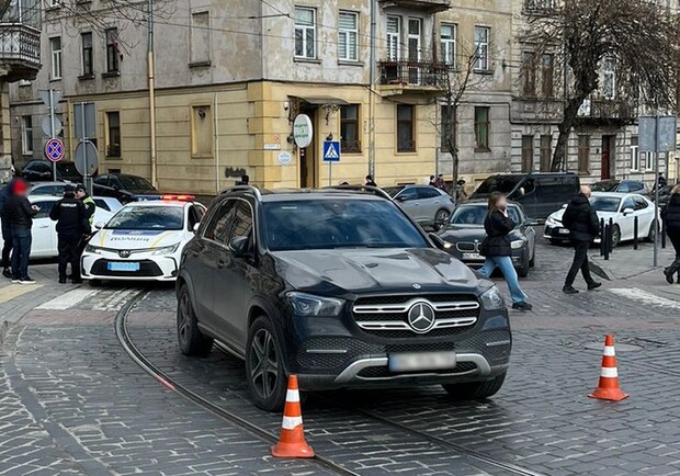 У Львові водій автомобіля травмував жінку 