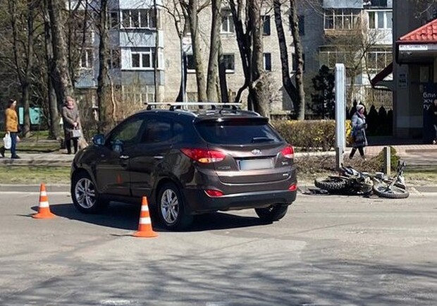 У Львові на перехресті зіткнулися автомобіль і мотоцикл 