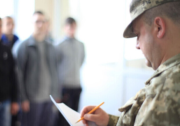 На Львівщині начальник ТЦК мобілізував на військову службу заброньованого працівника. 