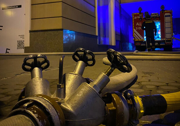 У центрі Львова загорівся заклад харчування: врятували 74 людини 