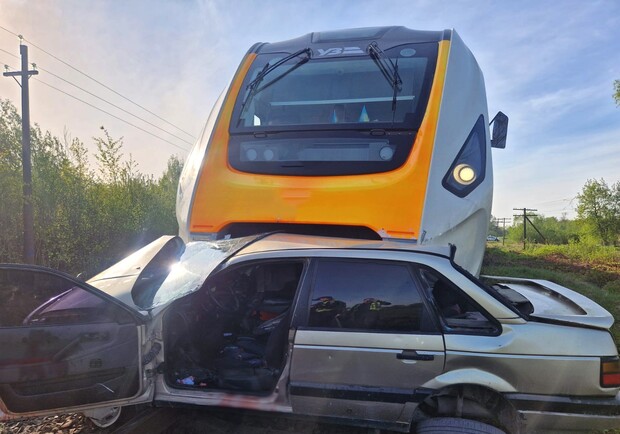 На Львівщині автомобіль зіткнувся з дизель-поїздом: фото. 