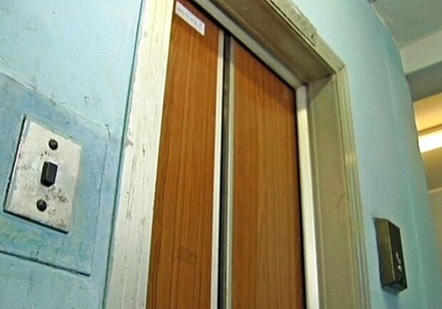 В одному з львівських будинків жінці затисло ноги дверима ліфта. 