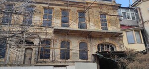 На будинку Гоголя самовільно збудували поверх: власника можуть оштрафувати на 2,7 мільйона