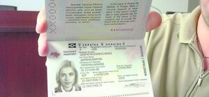 Міфи та факти про консульські послуги для чоловіків за кордоном: роз'яснення МЗС України
