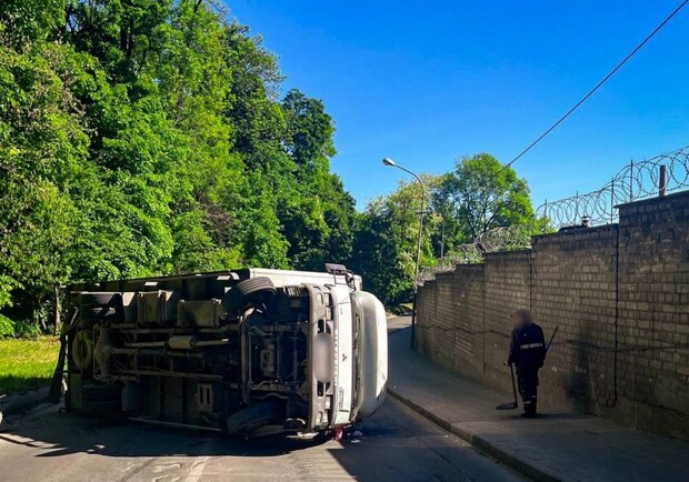У Львові на дорозі на Високий Замок перекинулася вантажівка 