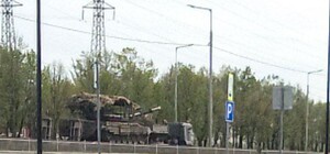 Через тимчасово окупований Бердянськ продовжують перевозити техніку РФ (відео)