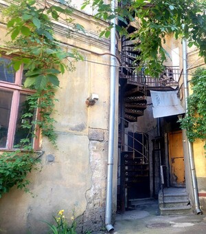 Старовинні сходи, криниця та картини із кришечок: секрети кількох двориків Одеси