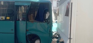 В Одесі водій маршрутки врізався у фуру: що з пасажирами