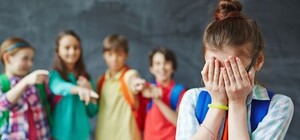 Зіштовхнули з даху: у Новомосковську підлітки цькували ровесницю