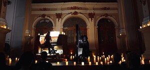 Орган і арфа при свічках